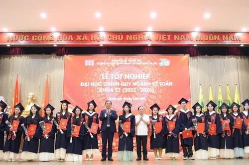 614 tân cử nhân ngành Kế toán nhận bằng tốt nghiệp