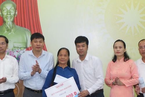 Hơn 42 triệu đồng đến với bé gái lớp 5 mắc ung thư, mồ côi cha mẹ