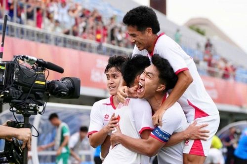 U23 Việt Nam thắng U23 Philippines 2-0, vươn lên dẫn đầu bảng C