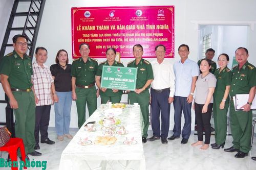 Bàn giao 'Nhà tình nghĩa' cho quân nhân có hoàn cảnh khó khăn