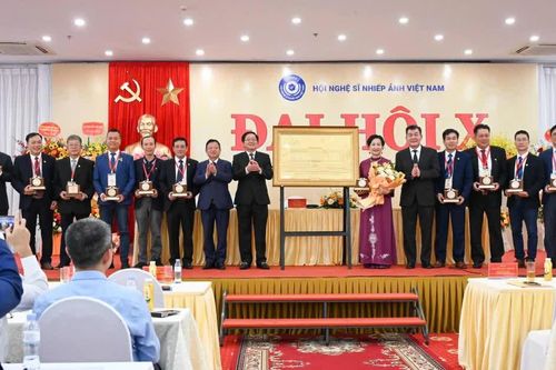 NSNA Trần Thị Thu Đông tái đắc cử Chủ tịch Hội Nghệ sĩ Nhiếp ảnh Việt Nam