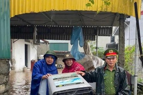 Mưa lũ dâng cao, Công an Hà Nội xuyên đêm ứng trực tại các điểm xung yếu, hỗ trợ người dân