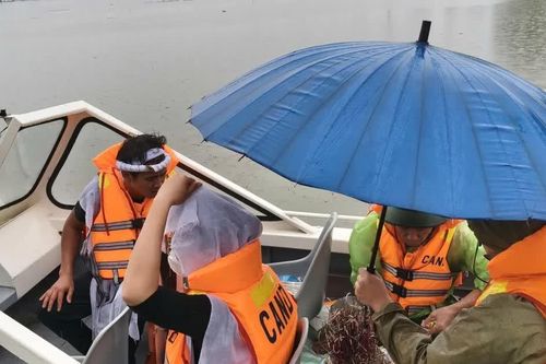 Vượt lũ đưa hài cốt về nhà