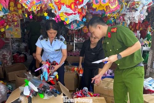 Tràn ngập đồ chơi Trung thu '3 không'