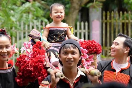 H'Hen Niê làm 81 mâm cỗ, rước kiệu con gái
