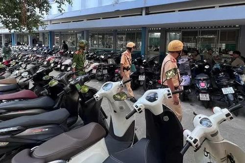 Sở GD&ĐT TPHCM yêu cầu các trường phối hợp xử lý nghiêm học sinh vi phạm luật giao thông
