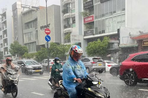 Mưa lớn bất ngờ, ảnh hưởng nhiều tuyến đường ở TP. HCM