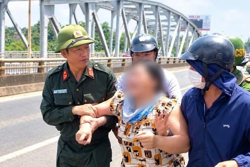 Đắk Lắk: Công an kịp thời ngăn người phụ nữ định nhảy cầu Sêrêpốk