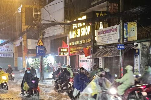Mưa to kèm sấm chớp, người dân TP. HCM bì bõm vượt sóng nước về nhà
