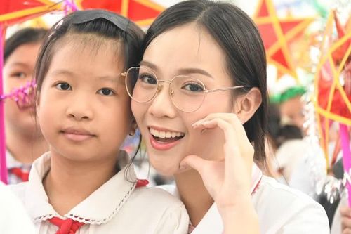 Thí sinh Hoa hậu Việt Nam mang Trung thu tới trẻ em vùng biên Tuyên Quang