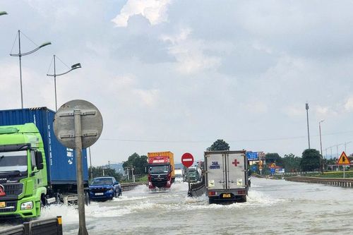Cố vượt điểm ngập sâu QL 1A phương tiện chết máy hàng loạt