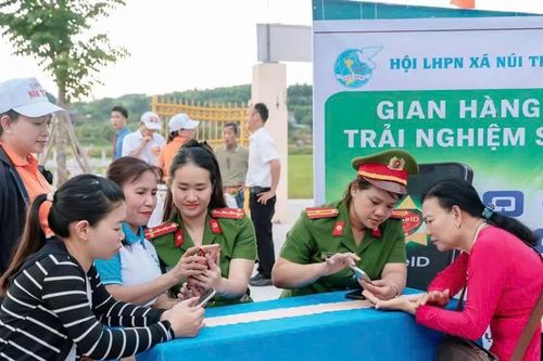 Từ kích hoạt VNeID đến biết sử dụng, Đà Nẵng đưa kỹ năng số về gần dân
