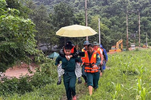 Băng suối, vượt cầu đang thi công đưa bệnh nhi đi cấp cứu