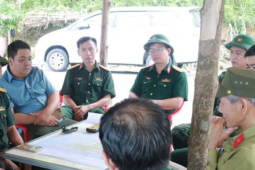 Khảo sát 2 vị trí nghi có mộ tập thể liệt sĩ ở phía Bắc đèo Hải Vân