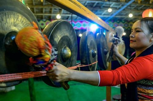 Những nếp nhà sàn trăm tuổi 'hái ra tiền' ở vùng cao Thanh Hóa