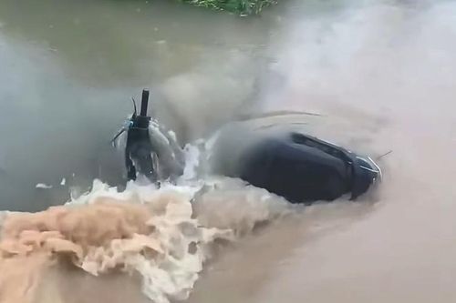Nam sinh nghi mất tích khi đi qua khu vực ngập sâu ở Hà Nội là tân sinh viên