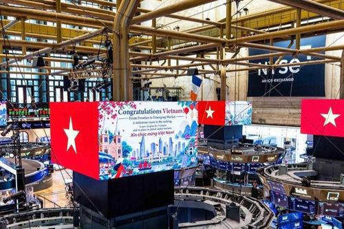 Cờ Việt Nam và lời chúc mừng xuất hiện tại Sở Giao dịch Chứng khoán New York