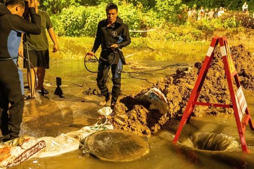 Nam sinh nghi bị nước cuốn xuống cống ở Hà Nội, thợ lặn tìm kiếm trong đêm
