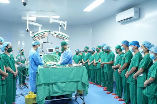Gần 20 y bác sĩ cúi đầu tri ân người đàn ông hiến tạng cứu bệnh nhân suy thận