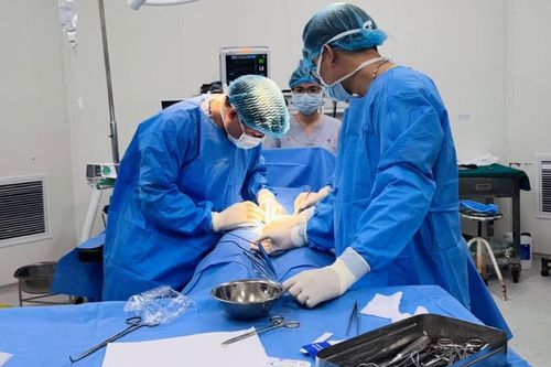 Cụ bà nói lời xót xa với bác sĩ trước ca mổ