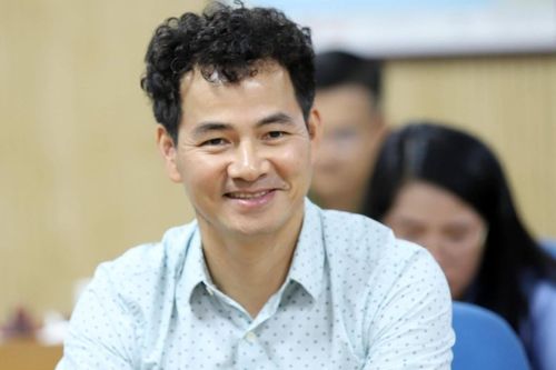 Cục trưởng Xuân Bắc 'căng thẳng vẫn tạo dáng', ca sĩ Tóc Tiên quá sexy