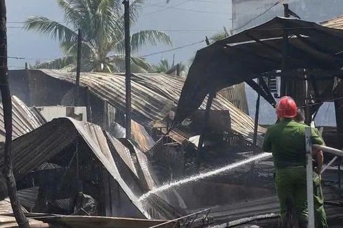 Đang trên đường đưa dâu, nhận tin 4 căn nhà liền nhau bị cháy rụi