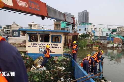 Chuyến ghe làm sạch những dòng kênh đô thị trong Thành phố Hồ Chí Minh