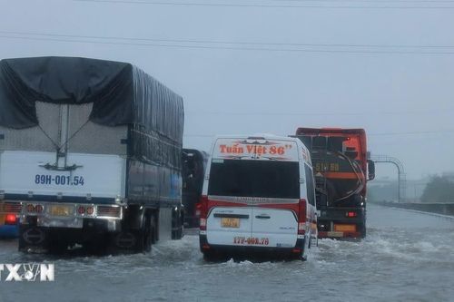 Quốc lộ 1 qua Thanh Hóa và cao tốc Pháp Vân-Cầu Giẽ bị ngập sau mưa lớn