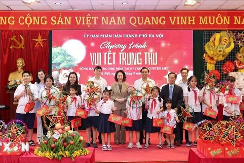 Trung Thu yêu thương: Tiếp thêm động lực cho học sinh các trường chuyên biệt