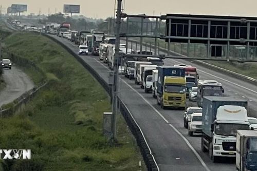 5 ôtô đâm liên hoàn trên cao tốc Thành phố Hồ Chí Minh-Trung Lương