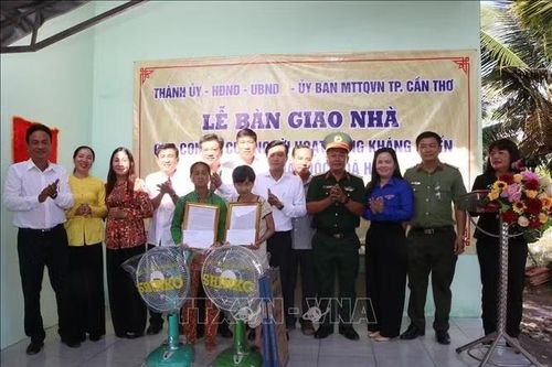 Bàn giao nhà cho con đẻ người hoạt động kháng chiến bị nhiễm chất độc hóa học