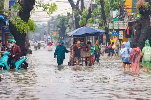 Chuyên gia hướng dẫn bảo vệ sức khỏe khi ngập úng kéo dài
