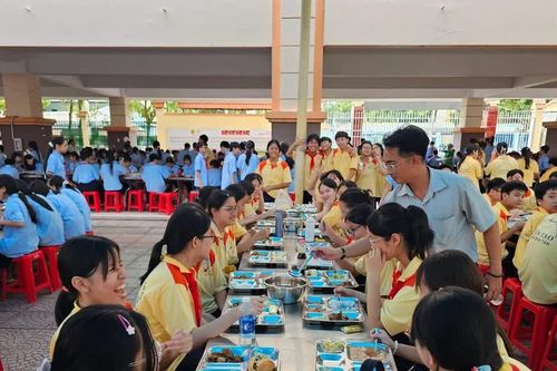 Bữa ăn bán trú: Công khai để phụ huynh cùng giám sát