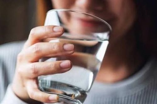 Uống nước ấm mỗi sáng khi bụng đói, người phụ nữ 50 tuổi bất ngờ khi đi khám