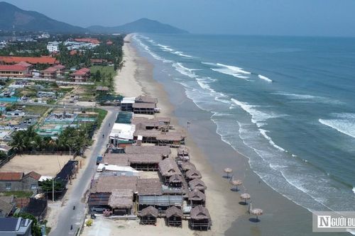 Chùm ảnh: Hàng quán lấn bãi biển ở 'vịnh đẹp thế giới' trước ngày bị tháo dỡ