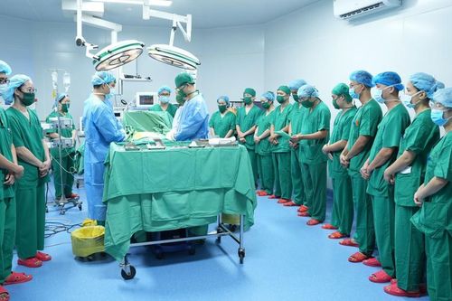 Gần 20 y bác sĩ cúi đầu trước người hiến tạng: Sự sống được tiếp nối