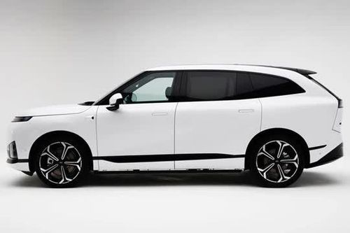 SUV cỡ lớn công suất 496 mã lực, trang bị tối tân, giá gần 940 triệu đồng