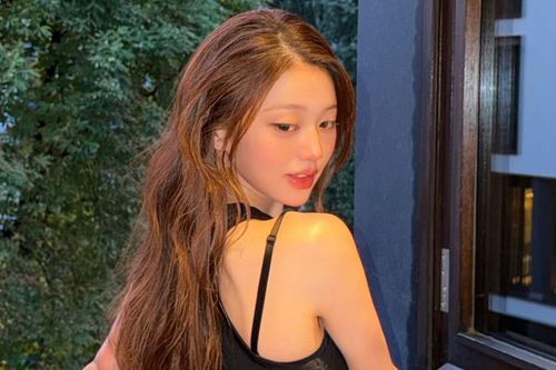 Jang Won Young (IVE) khoe dáng đồng hồ cát đầy quyến rũ