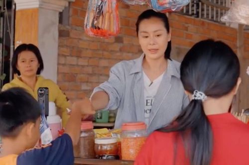 Nam Thư 'bỏ phố về quê' bán tạp hóa