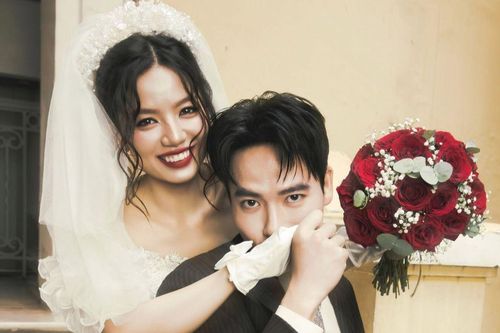 Nữ chính Mưa Đỏ công khai ảnh cưới