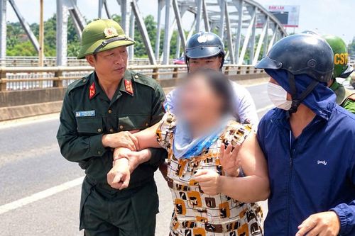 Kịp thời ngăn người phụ nữ có ý định nhảy cầu Sêrêpốk