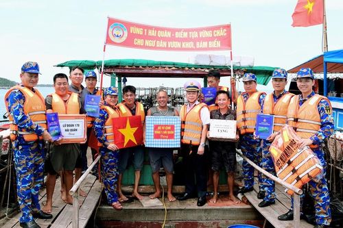 Vùng 1 Hải quân tặng quà thiết yếu động viên ngư dân yên tâm vươn khơi bám biển