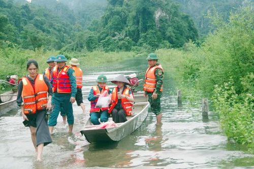Quảng Trị: Bộ đội chèo đò đưa, đón hàng trăm người dân và giáo viên vùng lũ