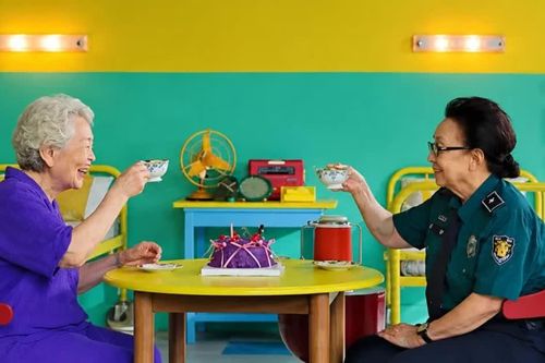 Hai 'người bà quốc dân' Na Moon Hee, Kim Young Ok tái hiện tình bạn 60 năm trong MV của IU