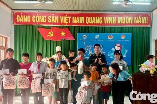 Đỡ đầu 4 học sinh có hoàn cảnh khó khăn ở xã biên giới Ea Bung