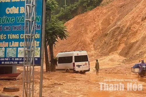 Giải cứu xe cứu thương mắc kẹt do sạt lở trên Quốc lộ 217