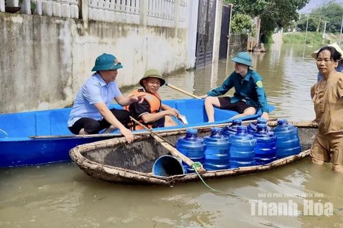 Xã Tây Đô hỗ trợ người dân vùng ngập lụt vệ sinh môi trường sau lũ