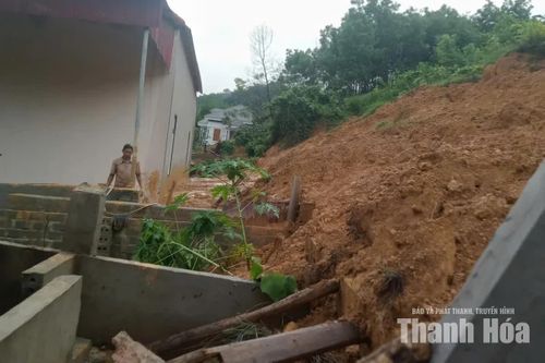 Sạt lở đất gây ách tắc giao thông và hư hỏng nhà dân tại xã Giao An