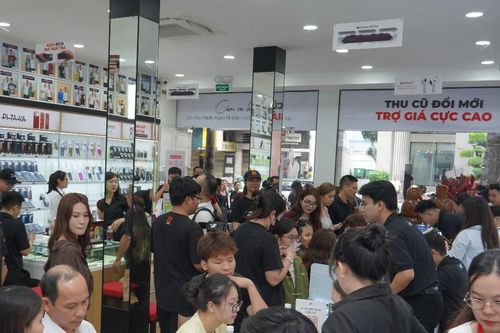 Hàng chục nghìn iPhone 18 được giao trong ngày đầu mở bán 18/9