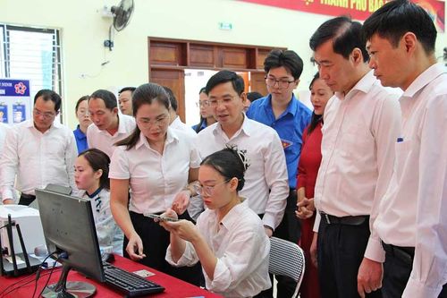 Phường Vũ Ninh ra mắt mô hình hỗ trợ dịch vụ công trực tuyến tại khu dân cư